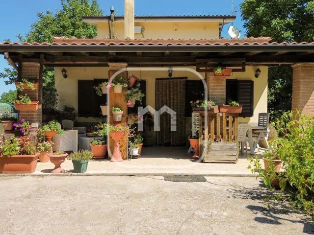 Case e ville in vendita di 264 m² in Via Colle Carbone, 17