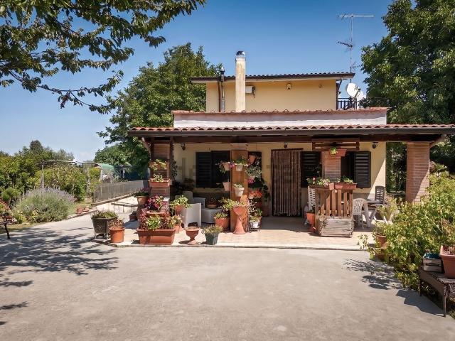 Case e ville in vendita di 264 m² in Via Colle Carbone