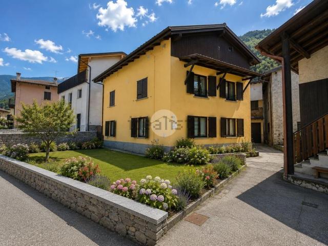Case e ville in vendita di 264 m² in Via Carolo, 41