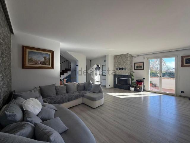 Case e ville in vendita di 264 m² in Via Brigata Emilia, 300