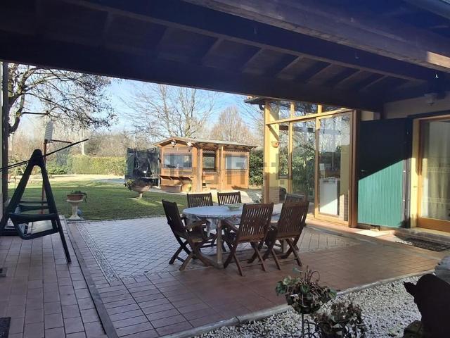 Case e ville in vendita di 264 m² in Via dell&apos Industria, 80