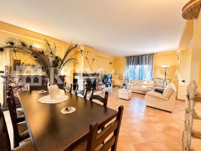 Case e ville in vendita di 264 m² in Via I Maggio