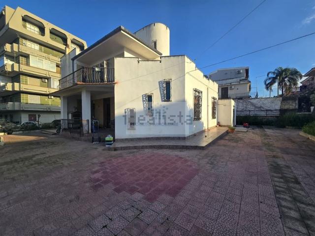 Case e ville in vendita di 264 m² in Via Solarino