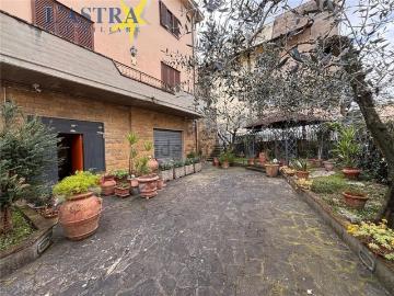 Case e ville in vendita di 265 m² in Via Castruccio Castracane