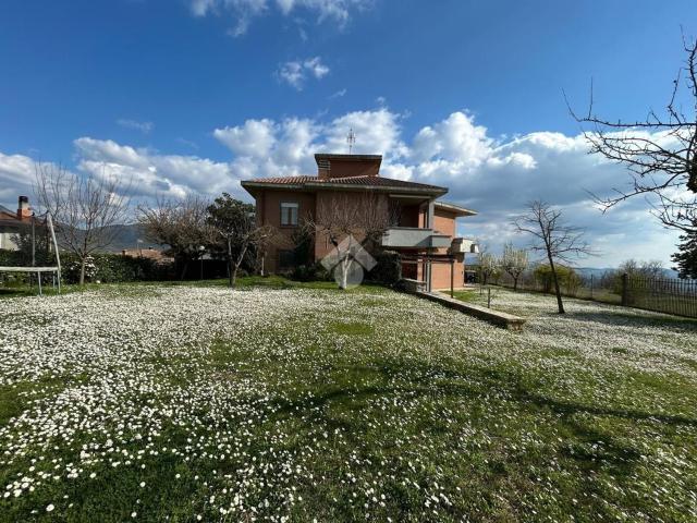 Case e ville in vendita di 265 m² in Via G. Puccini, 9