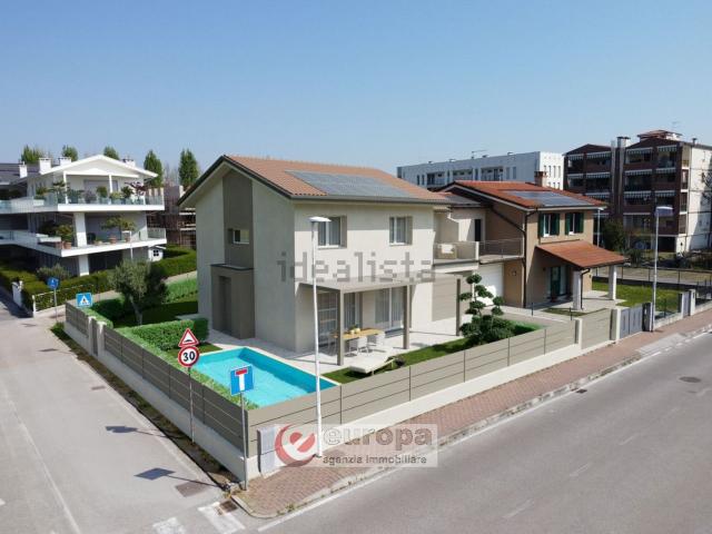 Case e ville in vendita di 265 m² in Via Giorgione