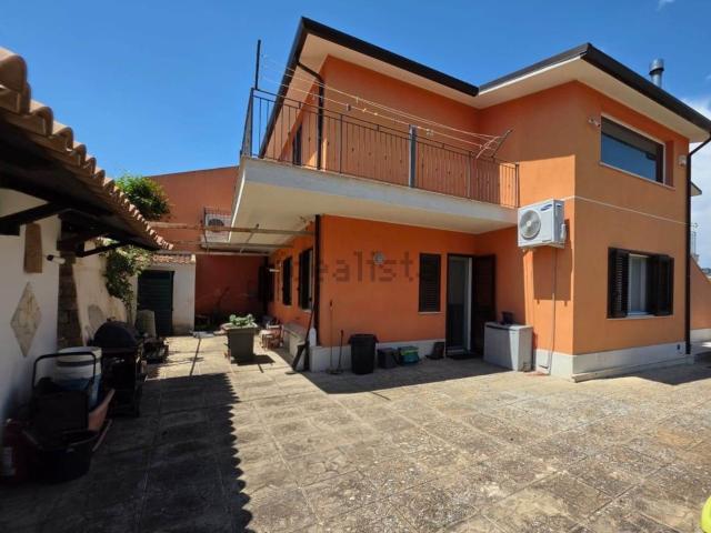 Case e ville in vendita di 265 m² in Via del Carrubo