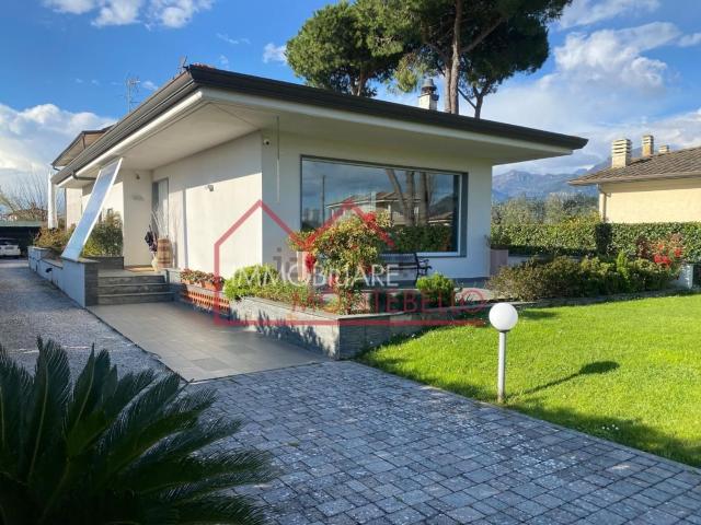 Case e ville in vendita di 265 m² in Via Italica