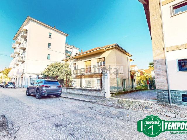 Case e ville in vendita di 265 m² in Via Sandro Camasio
