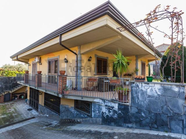 Case e ville in vendita di 265 m² in Via Pulei, 2