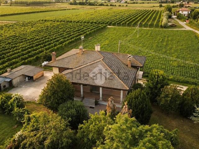 Case e ville in vendita di 265 m² in Via Viola di Summaga, 21