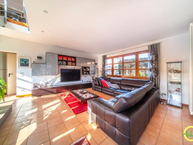 Case e ville in vendita di 265 m² in Via XXV Aprile