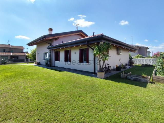 Case e ville in vendita di 265 m² in Via Zonconi