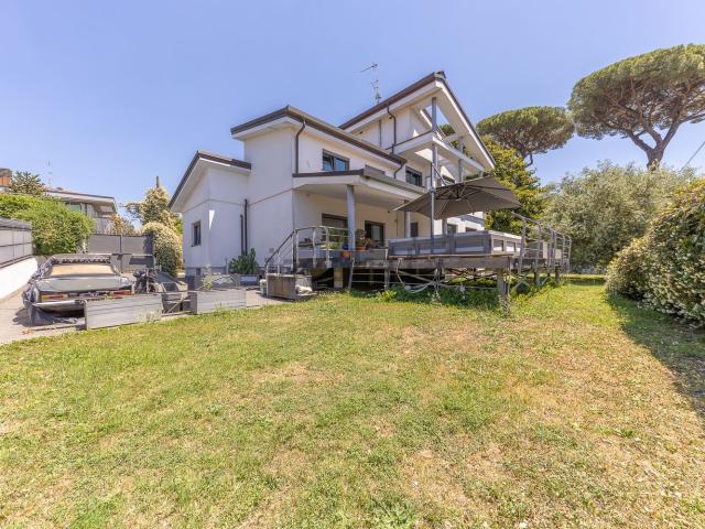 Case e ville in vendita di 265 m² in Viale Pini, 5