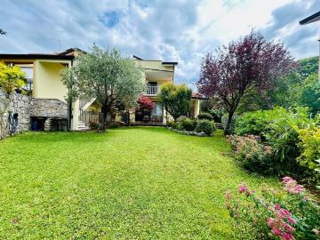Case e ville in vendita di 265 m² in Frazione Duino, 72