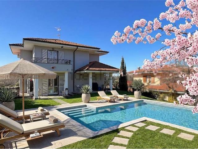 Case e ville in vendita di 266 m² in Viale Cesare Battisti
