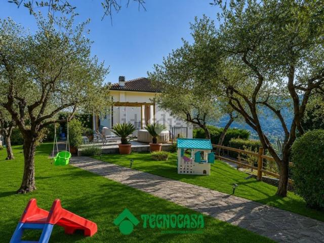 Case e ville in vendita di 266 m² in Via Casa Sommo, 79