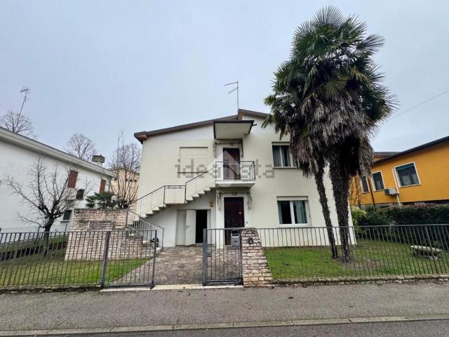 Case e ville in vendita di 266 m² in Via Abano Terme, 3