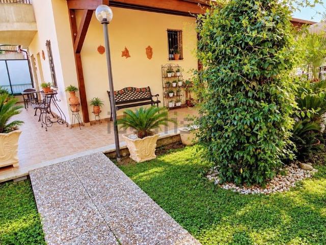 Case e ville in vendita di 266 m² in Via delle Begonie, 165