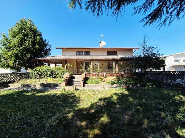 Case e ville in vendita di 266 m² in Via Julia Divisione, 14