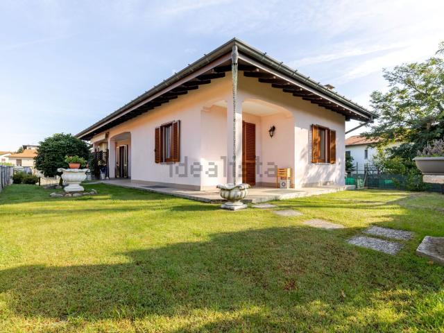 Case e ville in vendita di 266 m² in Via Monte Bianco