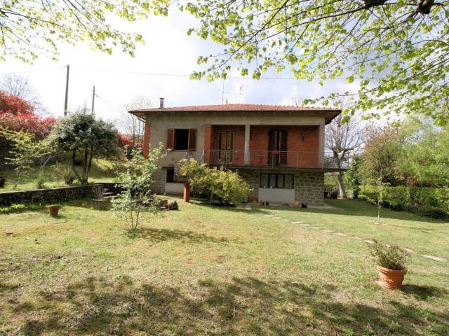 Case e ville in vendita di 266 m² in Via Mammianese