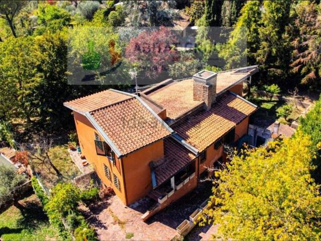 Case e ville in vendita di 266 m² in Via Santa Lucia