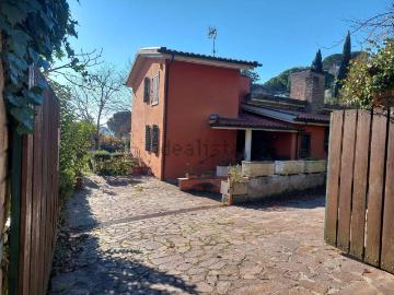 Case e ville in vendita di 266 m² in Via Santa Lucia