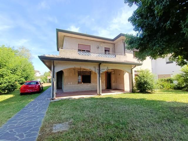 Case e ville in vendita di 266 m² in Via Rosetta Pampanini, 121