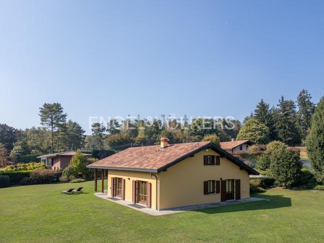 Case e ville in vendita di 267 m² in Via Cantù