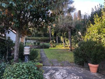 Case e ville in vendita di 267 m² in Via della Pesa