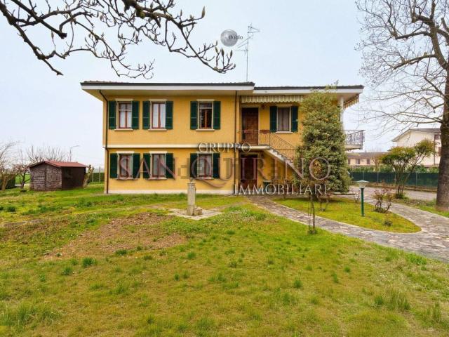 Case e ville in vendita di 267 m² in Via Fosse Ardeatine, 1