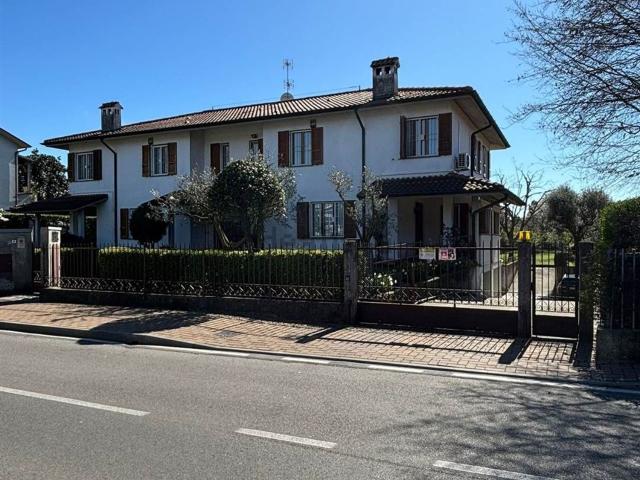 Case e ville in vendita di 267 m² in Via Filippo Turati, 4