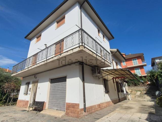 Case e ville in vendita di 267 m² in Via Fratelli Cervi, 1