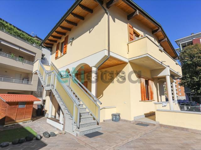 Case e ville in vendita di 267 m² in Via Pietro Cella, 38