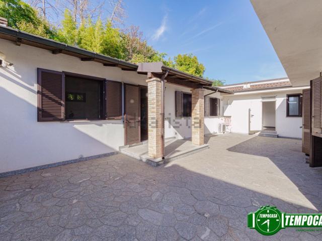 Case e ville in vendita di 267 m² in Strada Cattabrega, 175