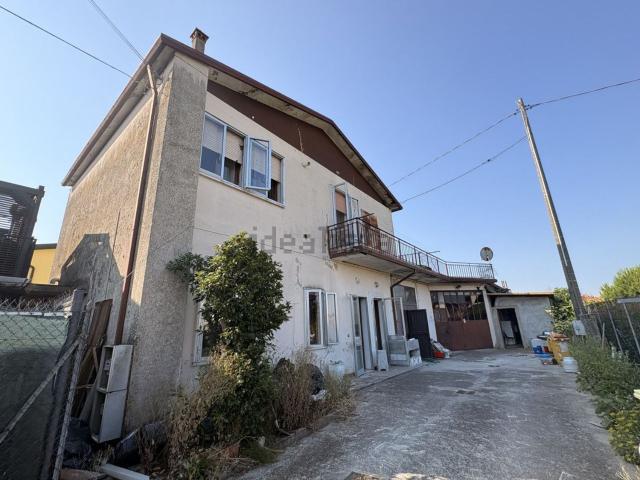 Case e ville in vendita di 268000 m² in Via G. Zanon