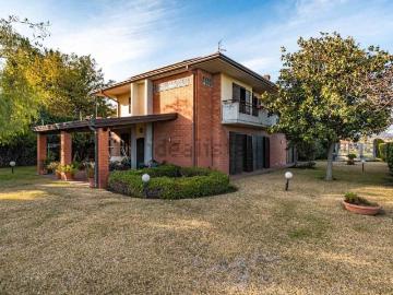 Case e ville in vendita di 268 m² in Via Assisi, 7