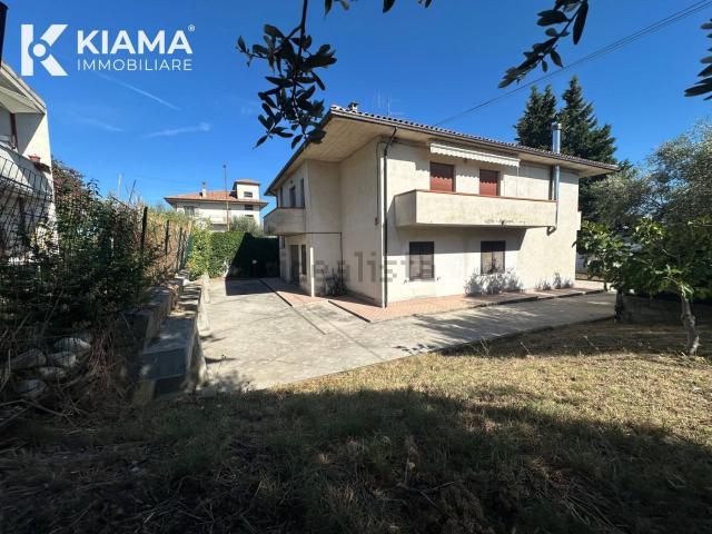 Case e ville in vendita di 268 m² in Via Primo Riccitelli, 1