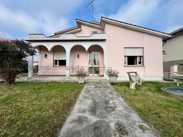 Case e ville in vendita di 268 m² in Via Mentana, 8