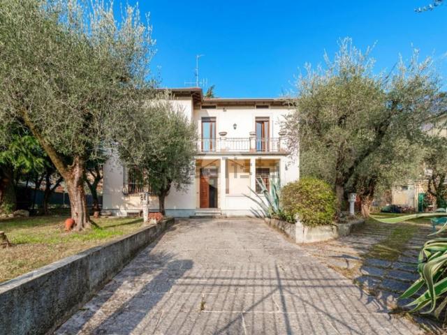 Case e ville in vendita di 269 m² in Via IV Novembre, 24
