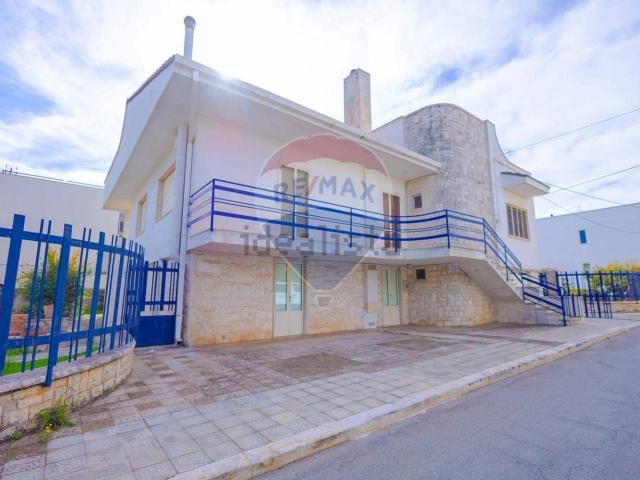 Case e ville in vendita di 269 m² in Viale Alcide De Gasperi, 21