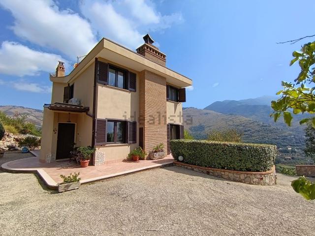 Case e ville in vendita di 269 m² in Contrada Comignano, 31