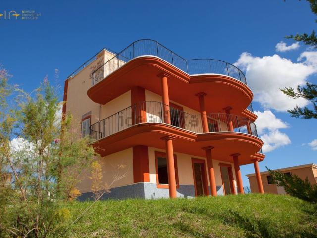 Case e ville in vendita di 270 m² in Contrada Tesino, 244