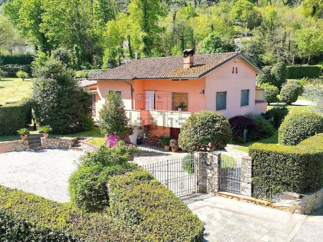 Case e ville in vendita di 270 m² in Via Comunale Campolungo, 51