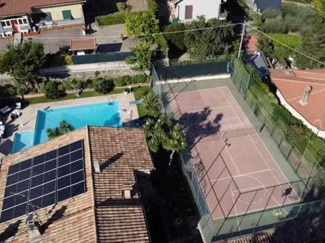 Case e ville in vendita di 270 m² in Via Carlo Gallardi, 63