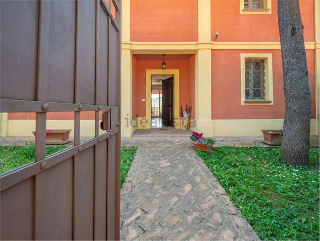 Case e ville in vendita di 270 m² in Via Case Bruciate, 110