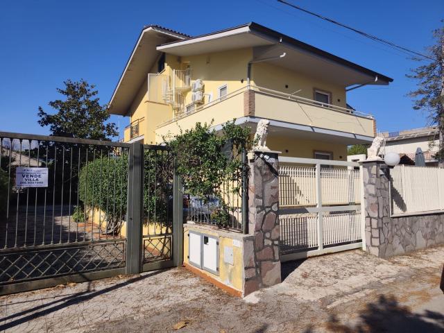 Case e ville in vendita di 270 m² in Via Cristoforo Colombo, 86