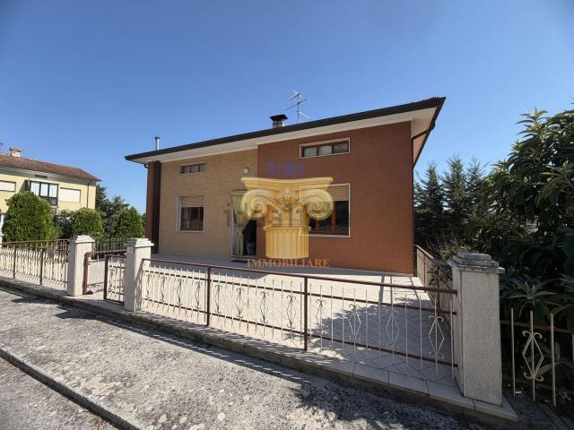 Case e ville in vendita di 270 m² in Via Crocefissetto, 13