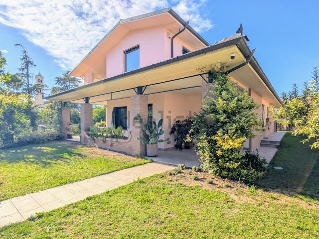 Case e ville in vendita di 270 m² in Via Ambrosoli